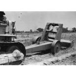 République du Sénégal, Sefa, 1954. Culture mécanisée de l'arachide. Soussoleuse au travail.