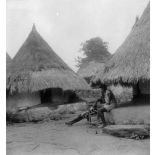 République de Côte d'Ivoire, nord de Man, 1962. Cases dans un village de la région des Monts Toura.