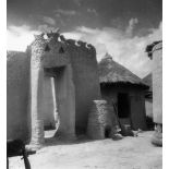 République de Côte d'Ivoire, 1962. Village de Singo (sous-préfecture de Kouto). Case Sénoufo.