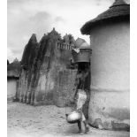 République de Côte d'Ivoire, 1962. Village de Loumara (sous-préfecture de Tingréla). Case Sénoufo.