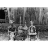 République unie du Cameroun, Bandjoun, 1943. Calebasses et sièges Bamiléke (Trésor de la Chefferie).