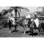 République unie du Cameroun, Foumban, 1943. Cavaliers Bamoun dans la cour du Palais du Sultan.