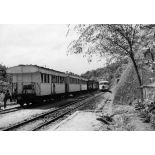 Madagascar, 1946. Autorail et train de voyageurs.