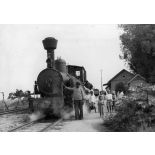 Madagascar, 1946. Une locomotive en gare d'Andilanatoby.