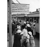 Madagascar, 1946. Un arrêt de train en gare de Moramanga.