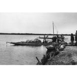 République du Sénégal, Foundiougne (Iles du Saloum), 1969. Pirogue décorée.