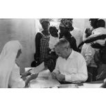 République du Sénégal, 1966. Consultation au dispensaire de Sangué. (80 km de Dakar).