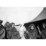 République Islamique de Mauritanie, Tin-Deïla (Trarza), 1934. Femmes de la tribu guerrières des Ouled-Ahmed-Ben-Daman. Au centre, Odette du Puigaudeau.