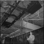 La chaîne de montage de camions de la Société Africaine des automobiles Berliet à Rouiba : Manutention d'un châssis à l'aide de potences et ponts roulants.