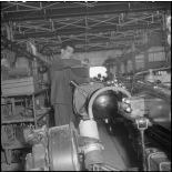 La chaîne de montage de camions de la Société Africaine des automobiles Berliet à Rouiba : pose d'un réservoir à carburant.