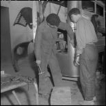 La chaîne de montage de camions de la Société Africaine des automobiles Berliet à Rouiba : montage d'une cabine.