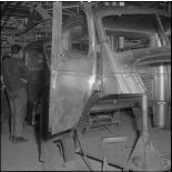 La chaîne de montage de camions de la Société Africaine des automobiles Berliet à Rouiba : montage d'une cabine.