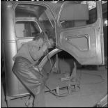 La chaîne de montage de camions de la Société Africaine des automobiles Berliet à Rouiba : montage d'une cabine.