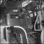 La chaîne de montagde de camions de la Société Africaine des automobiles Berliet à Rouiba : montage d'une cabine.