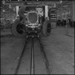 La chaîne de montage de camions de la Société Africaine des automobiles Berliet à Rouiba : vue d'ensemble de la chaîne.
