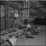 La chaîne de montage de camions de la Société Africaine des automobiles Berliet à Rouiba : rivetage du châssis.