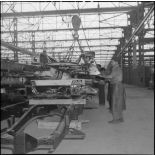 La chaîne de montage de camions de la Société Africaine des automobiles Berliet à Rouiba : manutention d'un châssis à l'aide de potences et ponts roulants.