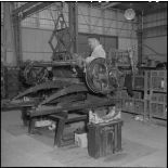 La chaîne de montage de camions de la Société Africaine des automobiles Berliet à Rouiba : Montage d'un pont arrière.