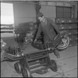 La chaîne de montage de camions de la Société Africaine des automobiles Berliet à Rouiba : Montage d'un pont arrière.