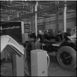 La chaîne de montage de camions de la Société Africaine des automobiles Berliet à Rouiba : ouvrier faisant le plein d'essence.