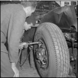 La chaîne de montage de camions de la Société Africaine des automobiles Berliet à Rouiba : pose des roues.