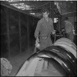 La chaîne de montage de camions de la Société Africaine des automobiles Berliet à Rouiba : peinture au pistolet.