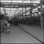 La chaîne de montage de camions de la Société Africaine des automobiles Berliet à Rouiba : vue d'ensemble de la chaîne.
