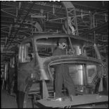 La chaîne de montage de camions de la Société Africaine des automobiles Berliet à Rouiba : montage d'une cabine.