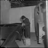 La chaîne de montage de camions de la Société Africaine des automobiles Berliet à Rouiba : montage d'une cabine.