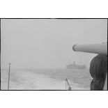 Vue bâbord d'un cargo dans un convoi prise depuis un navire d'escorte.