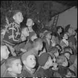 Noël à Cap Aokas. Le Père Noël, suivi de ses bourricots chargés de colis à craquer, est venu offrir ses cadeaux aux enfants.