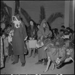 Noël à Cap Aokas. Le Père Noël, suivi de ses bourricots chargés de colis à craquer, est venu offrir ses cadeaux aux enfants.