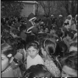 Noël à Cap Aokas. Le Père Noël, suivi de ses bourricots chargés de colis à craquer, est venu offrir ses cadeaux aux enfants.