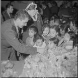 Noël à Cap Aokas. Le Père Noël, suivi de ses bourricots chargés de colis à craquer, est venu offrir ses cadeaux aux enfants.