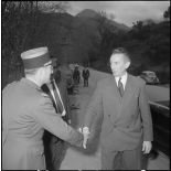 Noël à Cap Aokas. Le sous-préfet de Bougie, monsieur Bourgin salue le commandant, chef du bataillon du 2/57e régiment d'infanterie (RI).