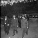 Noël à Cap Aokas. Le sous-préfet de Bougie, monsieur Bourgin accompagné du commandant, chef du bataillon du 2/57e régiment d'infanterie (RI), est venu applaudir le spectacle.