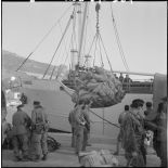 Le bateau La Servannaise apporte le noël des légionnaires avec tout le courrier qu'ils attendent.