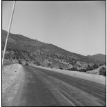 L'unité territoriale d'Alger en patrouille à Teniet el Haad. [Description en cours]