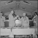 Remise de décorations à la 10e COMA. [Description en cours]