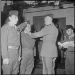 Une prise d'armes. [Description en cours]