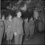 Une prise d'armes. [Description en cours]