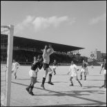 Un match de football. [Description en cours]