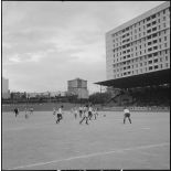 Un match de football. [Description en cours]