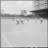 Un match de football. [Description en cours]
