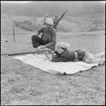 Portrait d'une combattante du groupe d'autodéfense de Catinat au pas de tir.