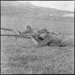 Deux combattantes du groupe d'autodéfense de Catinat au pas de tir.
