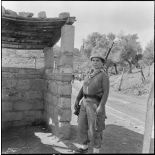 Une femme du groupe d'autodéfense de Catinat montant la garde à l'entrée du village.