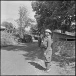 Une femme du groupe d'autodéfense de Catinat montant la garde à l'entrée du village.