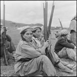 Les femmes du groupe d'autodéfense de Catinat lors d'un entrainement au tir.