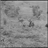 Protection des femmes de Catinat par le groupe d'autodéfense féminin.